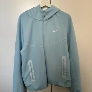 Nocta tech fleece - Den är ganska ny och har används ungefär två gånger. Den var en present och är inte exakt min stil därför vill jag sälja den.