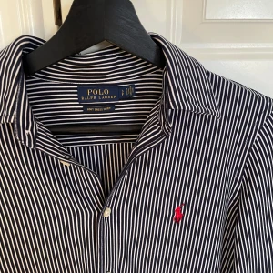 Ralph Lauren - randig skjorta - Randig skjorta från Ralph Lauren. Storlek: XS, passar även XXS. Skick: 10/10, aldrig använd. Nypris: 2000kr. Kontakta mig för fler bilder eller info!🙌