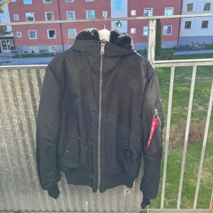 Alpha Industries bomberjacka MA-1 Hooded - Jackan använd bokstavligen 2 gånger sedan den köptes september 2022. Annars har den bara hängt i garderoben. Pris kan diskuteras samt att köpare gärna får komma och kolla på den personligen.