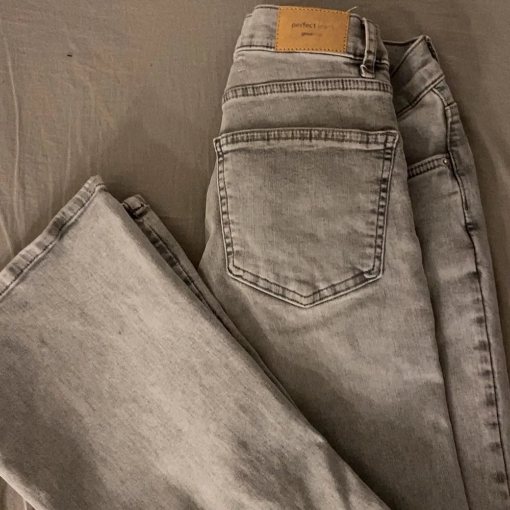 Säljer mina HELT oanvända lågmidjade jeans ifrån Gina i färgen ljusgrå💕 Jätte bra skick och inga defekter alls. Köpta direkt i butik för 500 kr . Jeans & Byxor.