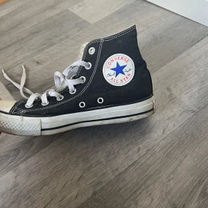 Svarta converse  - Inga defekter men lite skitiga, används inte längre 