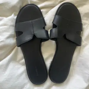 jätte söta svarta sandaler  💓