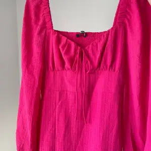 Superfin rosa långklänning som passar perfekt till bröllop, midsommar eller sommaren i allmänhet. Endast använd en gång på ett bröllop, säljer då jag ej får användning för den! Mycket bra skick! Pris kan diskuteras, original 500kr!