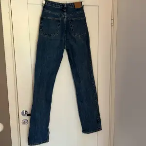 Straight jeans i storleken 27/34 och modellen rowe från Weekday. Skriv för fler bilder ❤️😊