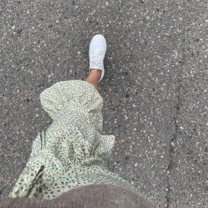 Blommig skoj - Blommig kjol med volang💗 