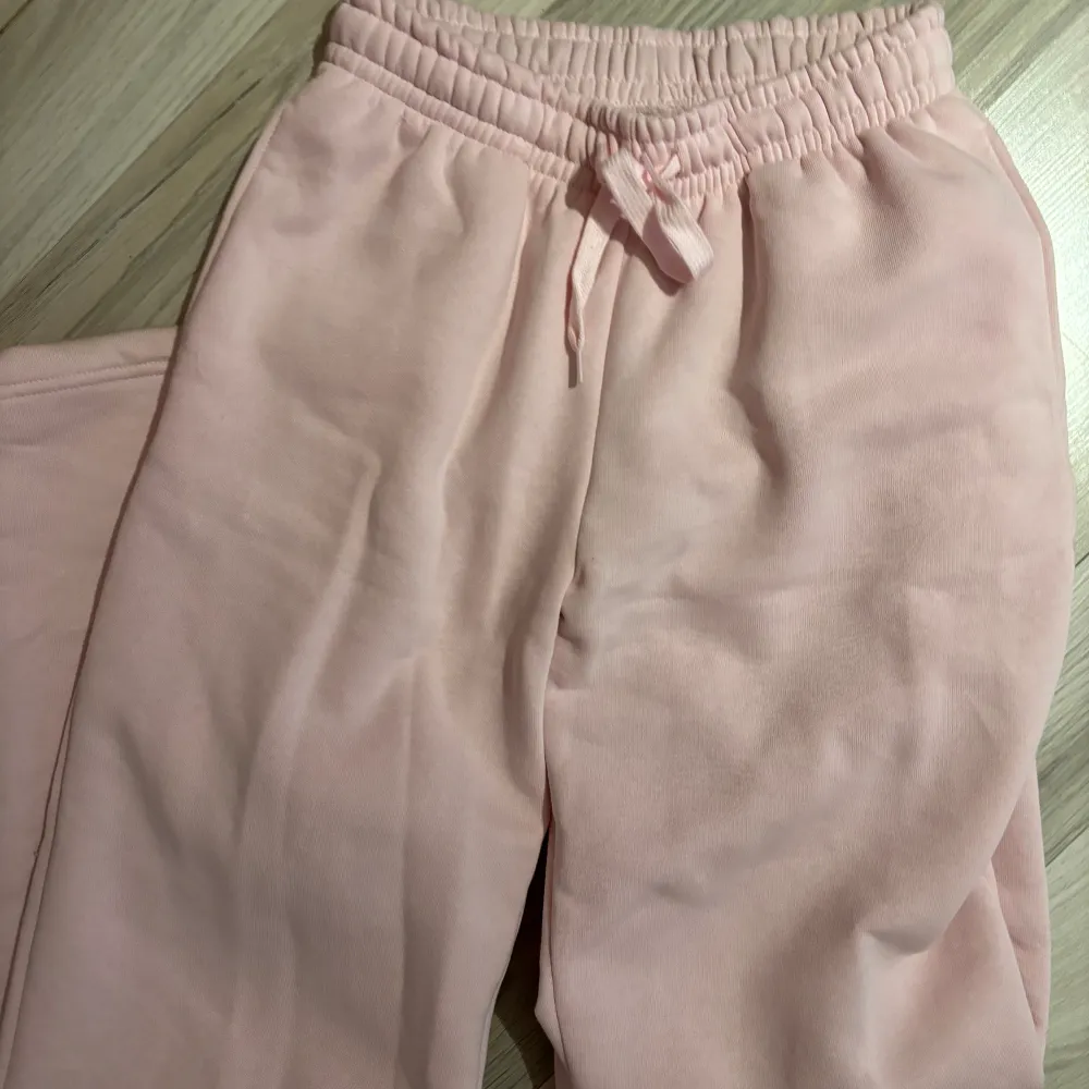 Knappt använda! Har även i mörkblå och vit, de är mer rosa i verkligheten än på mina bilder, pytte lite smutsiga längst ner men går bort i tvätten!. Jeans & Byxor.