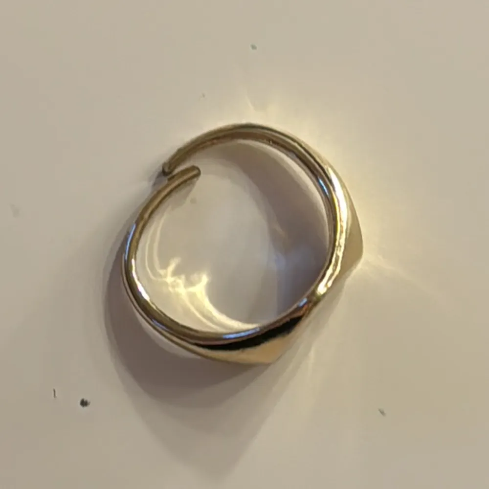 En jättefin ring i guld! ❣️ observera att jag ”klippt” av den baktill så att man kan dra ihop/ justera den. Accessoarer.