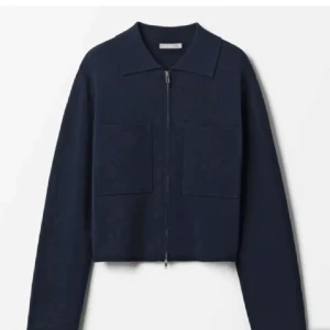 STICKAD CARDIGAN  - Nu säljer jag denna jättefina eftertraktade och slutsålda tröjan ifrån Åhlens. Tröjan är i bra skick men är liten i storleken!  Priser är alltid diskuterbara! Vid mer information, vänligen kontakta via DM! 