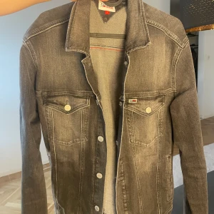 Tommy Hilfiger jeansjacka  - Fin grå jeansjacka, använd 2-3 ggr. Bra passform!