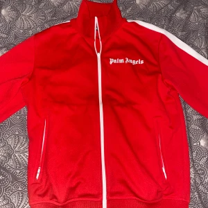 Palm angels tröja - Storlek S. Perfekt skick. Köpt för 4100 från farfetch. Box och kvitto medföljer! Använd cirka 2 gånger. Pris kan diskuteras.