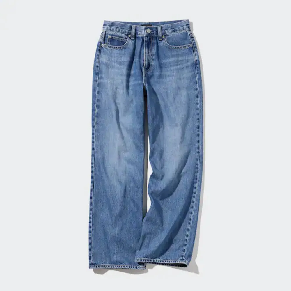 Vida jeans från Uniqlo 🩵 Finns fortfarande på hemsidan för 499kr  Storlek 27/32 men passar S/M. Jeans & Byxor.