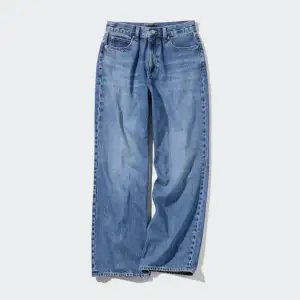 Vida jeans från Uniqlo 🩵 Finns fortfarande på hemsidan för 499kr  Storlek 27/32 men passar S/M