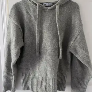 Säljer min stickade hoodie från Zara då den inte kommer till användning! Knappt använd och i mycket bra skick💓