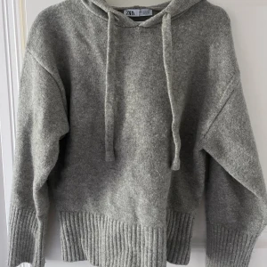 Stickad hoodie - Säljer min stickade hoodie från Zara då den inte kommer till användning! Knappt använd och i mycket bra skick💓