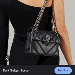 Kurt gieger väska  - kurt geiger väska helt ny! Ny pris 2399 men säljer för 2000, skriv för fler bilder på riktiga väskan. Ny skick köpte för en vecka sen 