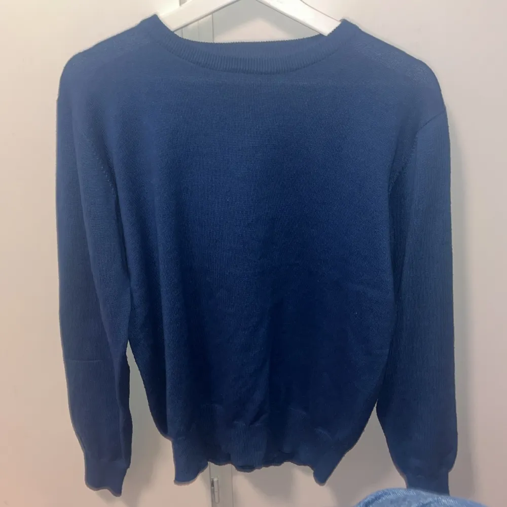 Säljer denna blåa tröja med skit snygga patches. Den passar 167-175. S. Skicket är väldigt bra, nästan aldrig använd. Tröjor & Koftor.