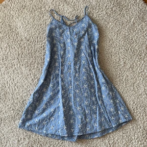 Sommarklänning  - Så söt kläddesign från indiska!🦋