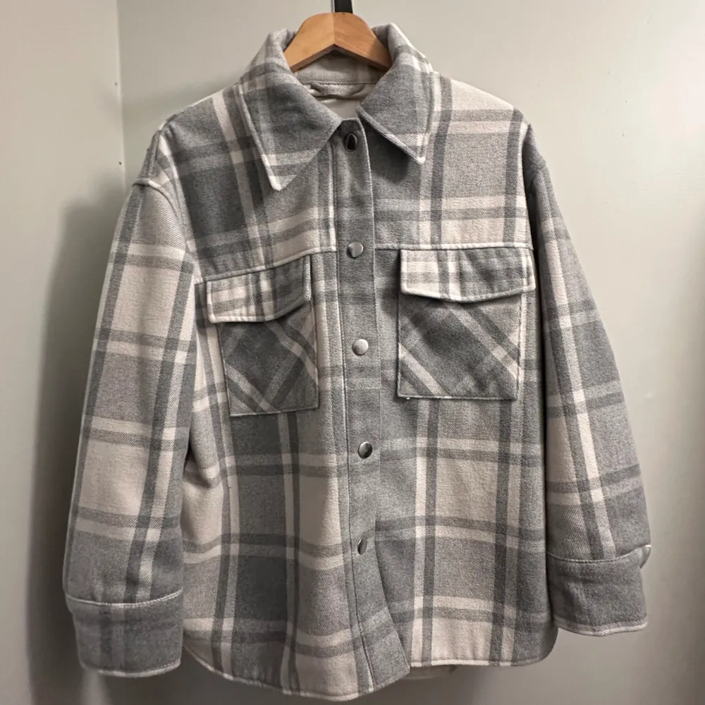 Helt ny ”skjortjacka” från Monki!! Den är i storlek M, tycker dessutom att det passar som unisex också! Perfekt till våren/hösten!!Köpte den för 600kr. Jackor.