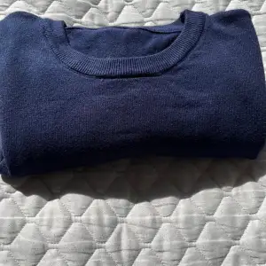 Säljer denna tröja i kaschmir som inte var som jag tänkt i storlek och säljer den därav. Storleken är XS och passar XS. Den är från ett okänt märke och därav det låga priset. Kontakta vid frågor.