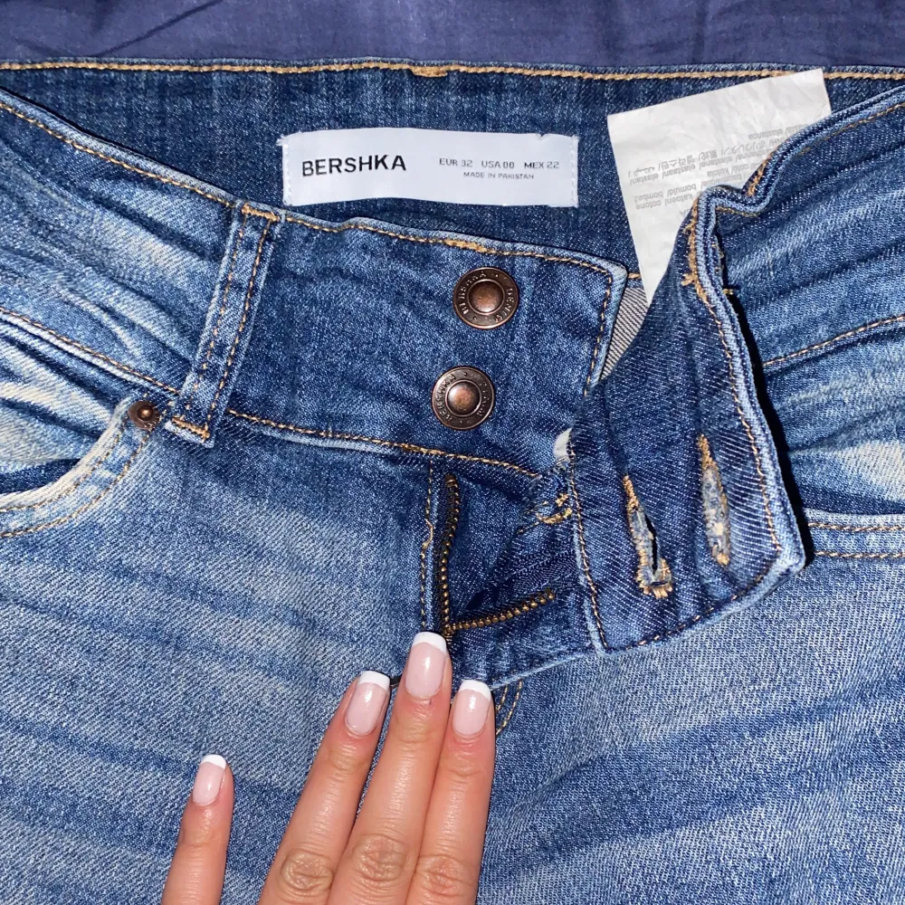 jätte fina bootcut lågmidjade jeans som är blåa med beige fade! Jag har inte använd dom så många gånger, men dom är från beshka och är i storlek 32. Skriv för måtten! använd gärna köp nu! Pris kan diskuteras! ❤️. Jeans & Byxor.