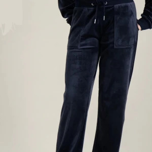 Mörkblåa juicy byxor  - Mörkblåa juicy byxor i strl 12/13. Köpta på kids brandstore för 899kr. Använda men mycket bra skick och inga defekter därav priset. Pris kan diskuteras.💓