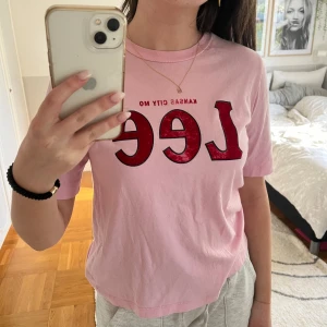 Lee t-shirt  - Rosa lee t-shirt med velvet text
