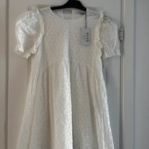 Klänning  - Klänning från nakd. Tagit bort prislappen nu, men endast använd en gång