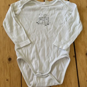 Body med nallar - Body i storlek 80, från H&M. Den är lite nopprig men ändå fin.