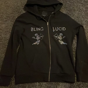 Bling Lucid  - Säljer då den inte passade, ungefär helt ny! Nypris 800 säljer den för 300  Vid snabb affär och ett rimligt pris kan den säljas billigare 