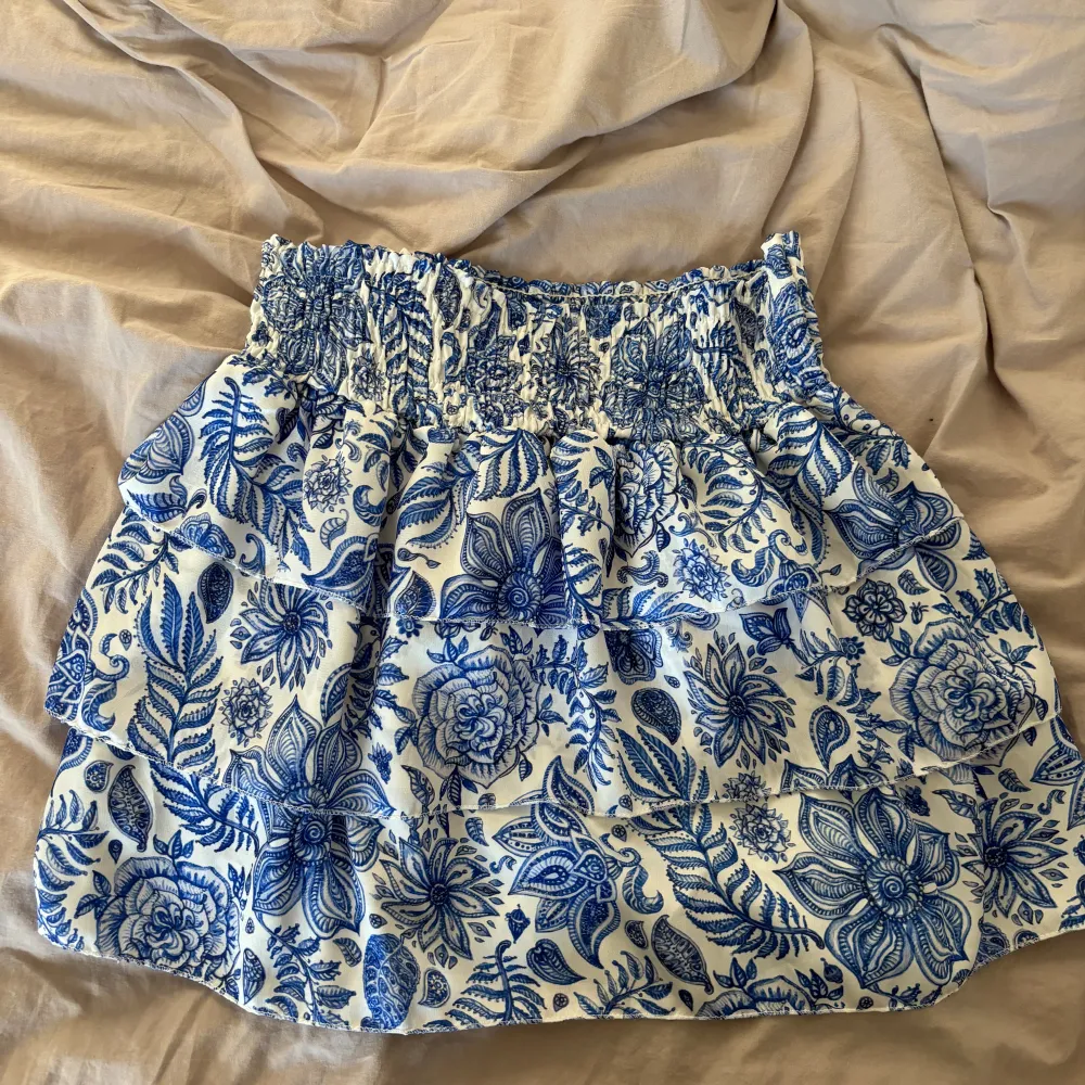 En skit snygg kjol som är perfekt nu till sommaren, skulle säga att storleken är s-m. Kjolar.