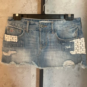 Mini jeanskjol - Hej! Säljer denna jättesnygga jeanskjol från hollister då den är för liten för mig! Den är storlek 24 Mått: 25 cm uppifrån ner, 37 cm rakt över midjan❤️