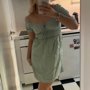 Grön sommarklänning - BikBok grön sommarklänning i väldigt bra skick. 
