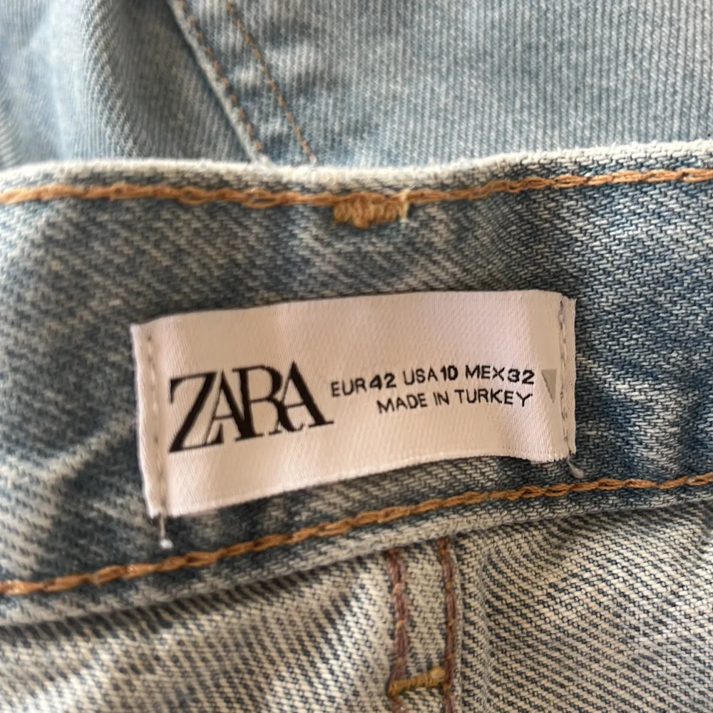 Säljer dessa fina Zara jeansen då dom är för stora för mig. Använda fåtal gånger. . Jeans & Byxor.