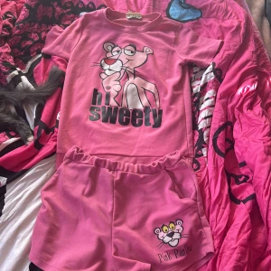 Pjamas - Ett par Pjamas byxor och tröja❤️ dom passar jätte bra och har använt många gånger men tvättar dom innan jag skickar dom❤️ skicka till mig om ni har några frågor❤️❤️