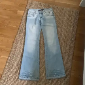 Snygga ljusa jeans!! Okej skick, kan skicka fler bilder om önskat😊 midjemått: ca 75cm, innerbenslängd: 82cm😋
