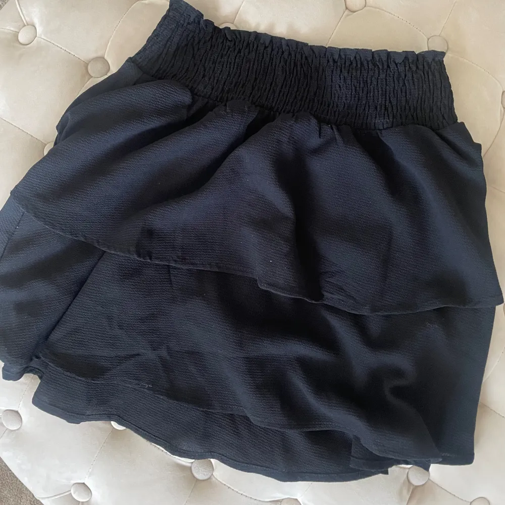Svart basic volang kjol från only, är i ett mycket bra skick då den knappast har används! 🩷 . Kjolar.