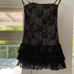 Spets klänning - Super söt svart spetsklänning med avtagbara axelband, storlek  S men stretchig så passar också M 💗Pris går att diskutera 😊