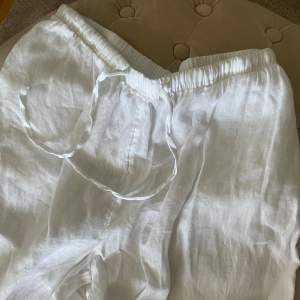 Snygga vita linnebyxor ifrån H&M, dom är använda max en gång, så de är i ett mycket bra skick! Perfekta byxorna till sommaren!💗