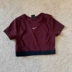 Fin Nike tröja i storlek S. Lite croppad och för lite för liten för mig därför säljer jag den. Pris kan diskuteras, skriv för fler bilder!