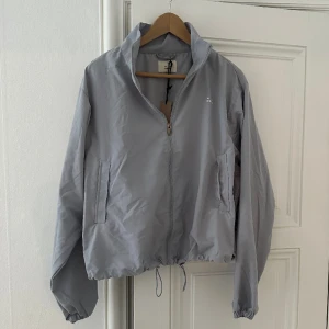 A-DSGN Set - Helt nytt set från Alice Stenlöfs märke A-DSGN med alla lappar och tags kvar 💕 Jackan är storlek S men är oversize, byxa i storlek M! Jag är 182 cm och det passar mig super. Både jacka och byxor är dock justerbara så passar alla från S-L ❣️