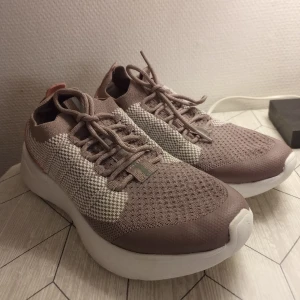 Kido skor - Säljer dessa kido skor, som jag knappt använt pga att de var försmå. Nästan helt nya och super bekväma. Köparen står för frakten! 