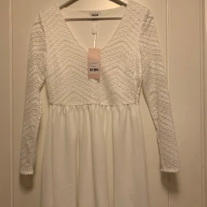 Studentklänning - Fin studentklänning från bubbleroom. Oanvänd med prislappen kvar. Jättefin klänning men var fel storlek. Perfekt till studenten