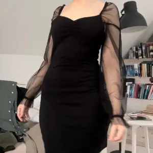 Helt oanvänd svart klänning med puffiga ärmar i mesh! Supernice passform från märket Even&Odd. Tyget på klänningen ser något billigare ut, så priset är förhandlingsbart :) 