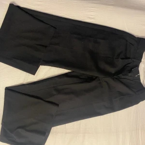 Black trousers - Svarta kostymbyxor, jättefina men lite tunn. I perfekt skick och perfekt för familjemiddan! 🖤