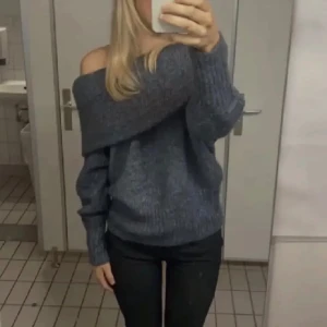 Populära Off shoulder tröjan HM - Intressekoll på min superfina off shoulder tröja från HM. Skriv för fler bilder💕