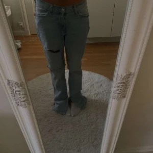 Fina ljusblå jeans - Skit snygga midd/low waist jeans som är grå och har en slitt där ner och dom har 2 hål , ett hål vid knät och ett på låret! Dom ör lite stora för mig och lite långa så därflr säljer jag och jag är cirka 165! Pris kan diskuteras!!!!