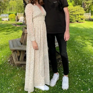 Adoore Klänning - Säljer denna underbart fina klänningen från adoore. Använde enbart vid detta tillfälle. (Ligger även uppe på Vinted). 