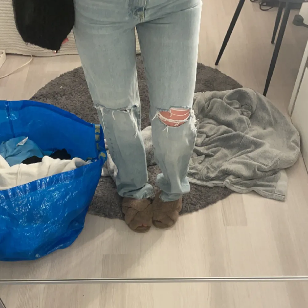 Skit snygga jeans, använda fåtal gånger då dom inte riktigt passar, köpta på bikbok för 700.  Inga skador alls. Köparen står för frakt. Jeans & Byxor.