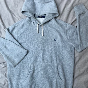 Ralph lauren hoodie - Tjena, jag säljer nu min Ralph lauren hoodie i storlek M (passar även S). Nypris ligger på 1999kr.