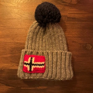 Mössa Napapijri - Grå mössa från Napapijri. Använd ett fåtal gånger.